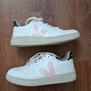 Vegan Veja V-10 Sneakers 36
